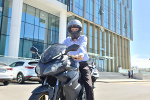 Сотрудник АО «ЭСК «KazakhExport» пересел на электромотоцикл